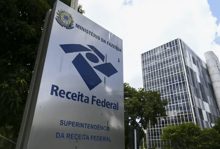 Placa da Receita Federal, do Ministério da Fazenda, em frente ao prédio da Superintendência
