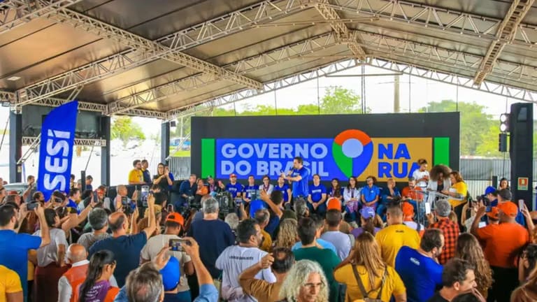 Público reunido em evento do Governo do Brasil na Rua, representando o acesso a serviços federais em Belém por meio do programa.