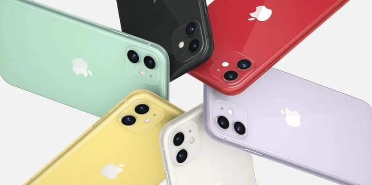 Modelos coloridos do iPhone 11 exibidos de costas, destacando o design de câmera dupla e o visual que ajudou o aparelho a permanecer relevante por anos.