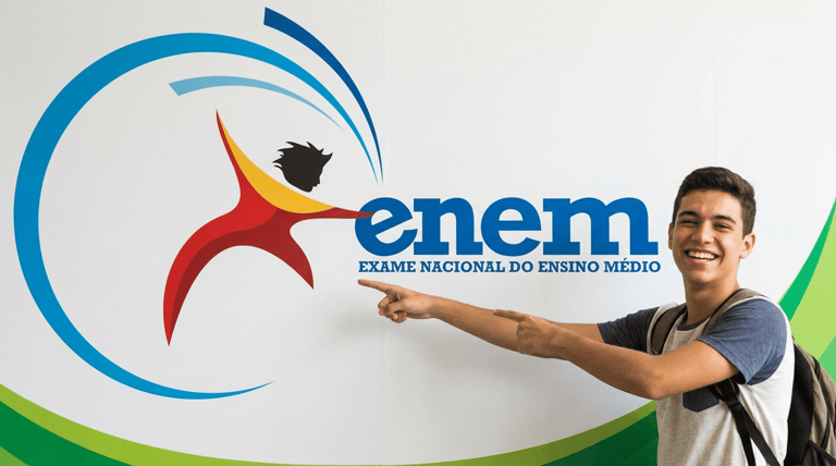 Estudante sorridente com mochila aponta para o logotipo do Enem em um painel
