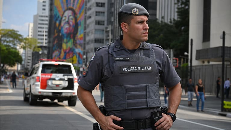 Policial militar de São Paulo em área urbana, representando a prova objetiva do concurso da PM-SP marcada para 16 de agosto de 2026.