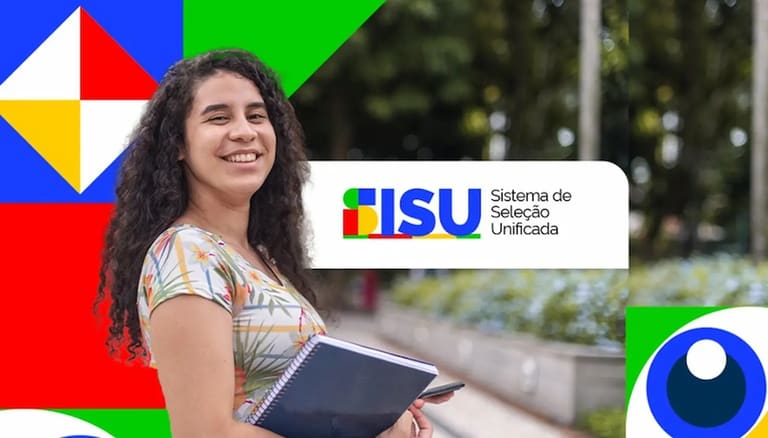 Estudante segurando caderno em imagem de divulgação do Sisu, com destaque para inscrições do Sisu+ 2026.