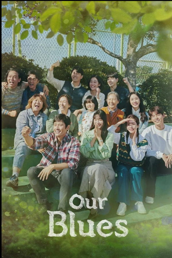 5 doramas que são a cara do Verão para maratonar antes da estação terminar 2 Elenco principal de Our Blues reunido sorrindo ao ar livre, sob uma árvore