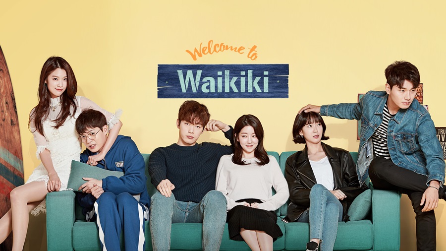5 doramas que são a cara do Verão para maratonar antes da estação terminar 5 Seis personagens sentados em sofá, divulgação de Welcome to Waikiki