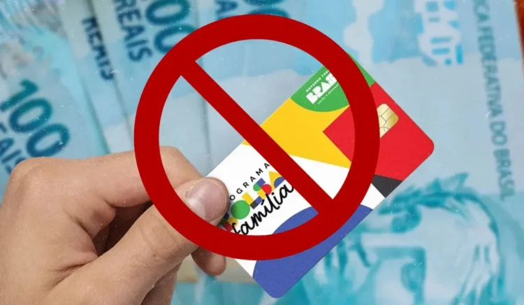 O detalhe que faz muita gente perder dinheiro do Bolsa Família 1 Cartão do Bolsa Família com a inscrição 'Programa Bolsa Família' ao fundo e notas de 100 reais, com um símbolo de proibição sobre o cartão, alertando sobre o erro que pode resultar na perda de benefícios.