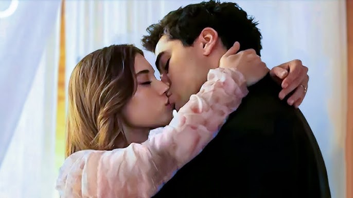5 coisas que são proibidas nas novelas turcas e você provavelmente não sabia 2 Close-up de um casal de atores turcos em um momento romântico, prestes a se beijar, destacando a expressividade facial e a proximidade física permitida nas produções de TV aberta.