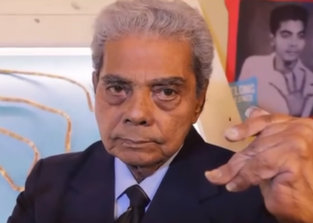 Shridhar Chillal exibindo suas unhas extremamente longas da mão esquerda ao lado de foto sua quando jovem