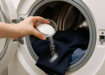 Pessoa adicionando sal grosso em uma máquina de lavar roupas