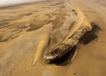 Navio fantasma no deserto da Namíbia, mistério de naufrágio descoberto no território proibido.