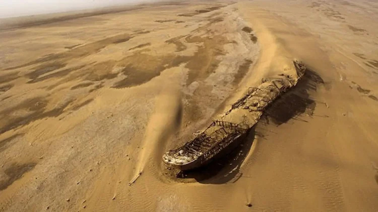 Navio fantasma no deserto da Namíbia, mistério de naufrágio descoberto no território proibido.