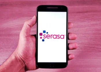 Tela de celular exibindo o logo do Serasa, relacionado a alerta no CPF