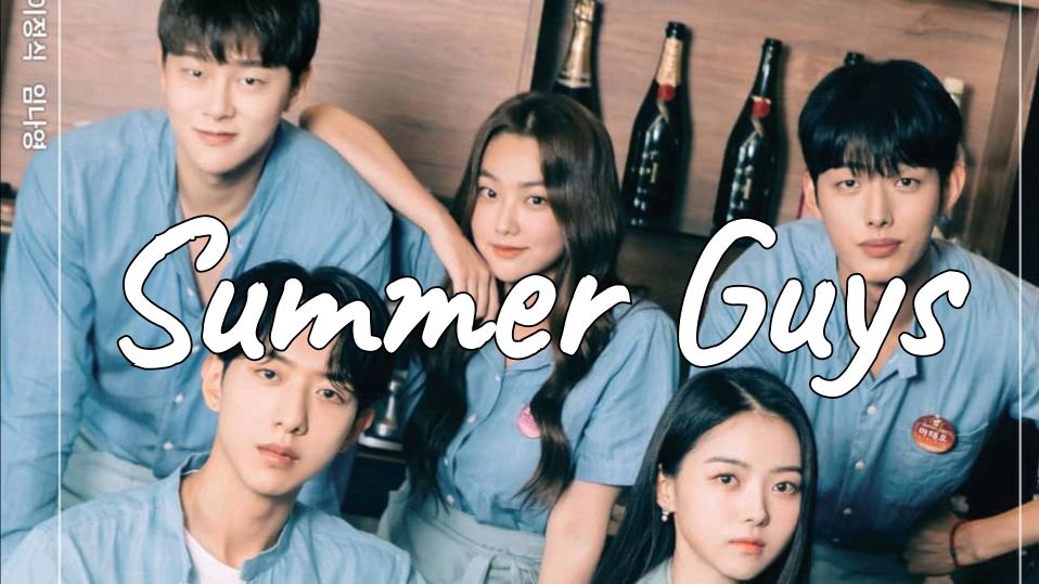 5 doramas que são a cara do Verão para maratonar antes da estação terminar 4 Elenco principal de Summer Guys usando uniformes azuis, com o título da série em destaque