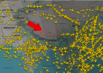 Mapa mostra muitos aviões amarelos contornando a área do Tibete, destacada por seta vermelha