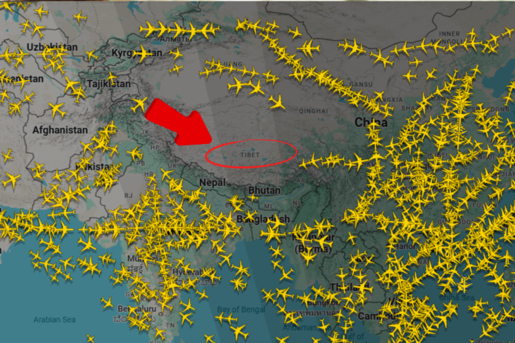 Mapa mostra muitos aviões amarelos contornando a área do Tibete, destacada por seta vermelha