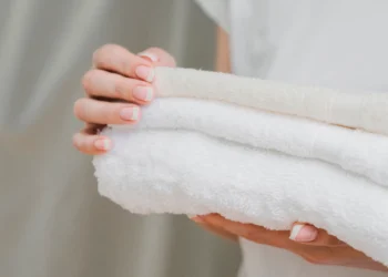 Toalha de banho macia e absorvente, como as de hotel, usando um ingrediente simples da cozinha.