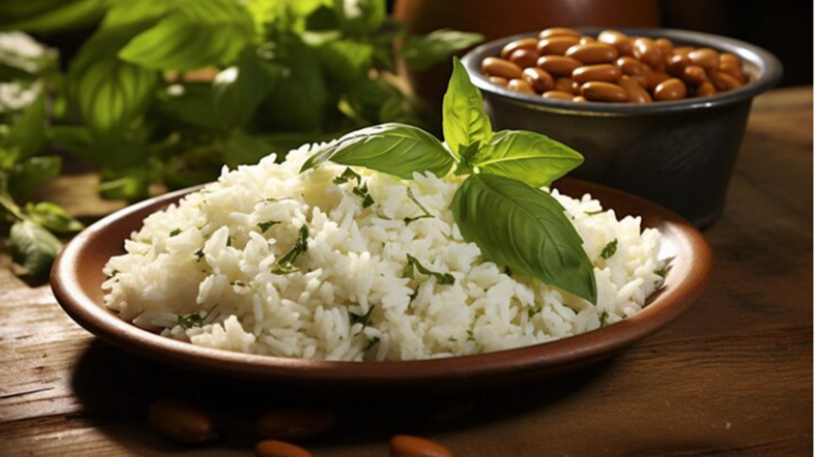 O truque da folha de louro dentro do pote de arroz: Por que donas de casa experientes estão fazendo isso 1 Prato de arroz branco soltinho decorado com folhas de manjericão fresco