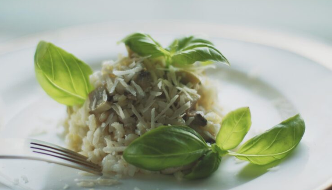 O truque da folha de louro dentro do pote de arroz: Por que donas de casa experientes estão fazendo isso 3 Tigela de barro com arroz branco e ervas ao lado de pote com feijão cozido