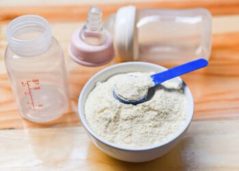 Atenção, pais: Anvisa suspendeu fórmula infantil da Nestlé por excesso de selênio e iodo; saiba mais 7 Fórmula infantil em pó ao lado de mamadeiras ilustrando recall determinado pela Anvisa.