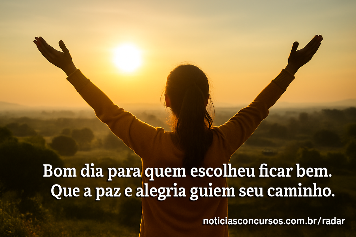 10 lindas mensagens de 'Bom Dia' + fotos para enviar no grupo da família hoje (04/02) 3 Mulher de costas com braços abertos aprecia o nascer do sol em paisagem rural