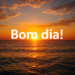 Nascer do sol sobre o mar com a frase 'Bom dia!' em destaque