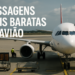 Avião estacionado no aeroporto com texto 'Passagens mais baratas de avião'