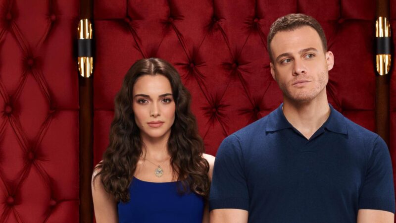 Conheça as novelas turcas mais famosas com Kerem Bürsin, o Serkan de "Será Isso Amor?" 2 Um homem e uma mulher, protagonistas da série Ya Çok Seversen, posam à frente de uma parede de veludo vermelho capitonê. A mulher, à esquerda, tem cabelos longos e ondulados e usa um vestido azul marinho. O homem, à direita, tem cabelos curtos e veste uma camisa polo azul escura.
