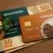 Cartões de alimentação e refeição sobre notas de cinquenta reais