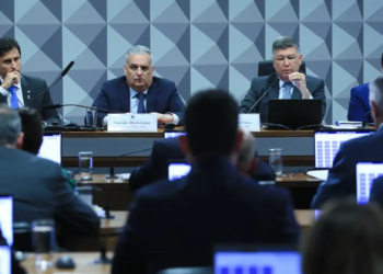 Parlamentares reunidos em sessão da CPMI do INSS no Congresso Nacional com deputado Alfredo Gaspar na mesa diretora