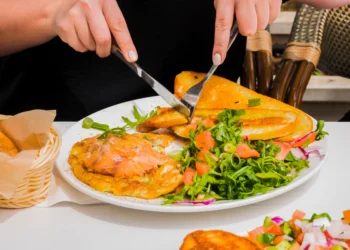 Prato de alimentação saudável com salmão grelhado, salada fresca e acompanhamento leve para manter energia no Carnaval.