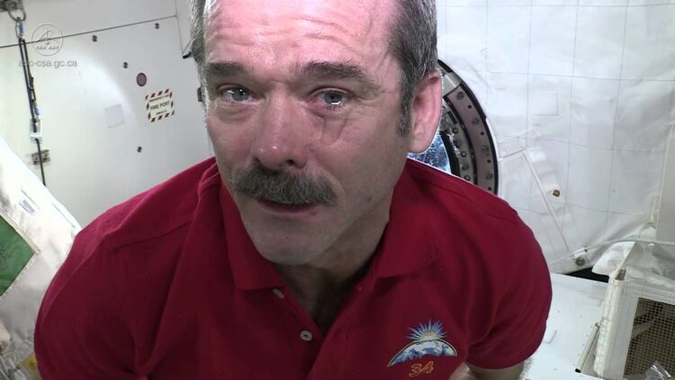 O que acontece se um astronauta chorar no espaço? A física curiosa por trás das lágrimas em gravidade zero 1 Astronauta de bigode com lágrima escorrendo dentro de estação espacial internacional