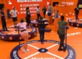Quem acompanhou a prova líder 2026 do BBB 26 sabe: ninguém piscou na madrugada! A dinâmica mexeu com o jogo, mudou a ordem dos brothers e já tirou gente forte da disputa. Se você não conseguiu seguir tudo ao vivo, relaxa: reunimos os principais momentos, como funcionou a prova, quem saiu e quem ainda sonha com a liderança. Confira! 4 Competidores em pé sobre plataformas circulares laranja, segurando barras, olhos atentos ao centro da arena.