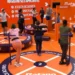 Quem acompanhou a prova líder 2026 do BBB 26 sabe: ninguém piscou na madrugada! A dinâmica mexeu com o jogo, mudou a ordem dos brothers e já tirou gente forte da disputa. Se você não conseguiu seguir tudo ao vivo, relaxa: reunimos os principais momentos, como funcionou a prova, quem saiu e quem ainda sonha com a liderança. Confira! 14 Competidores em pé sobre plataformas circulares laranja, segurando barras, olhos atentos ao centro da arena.