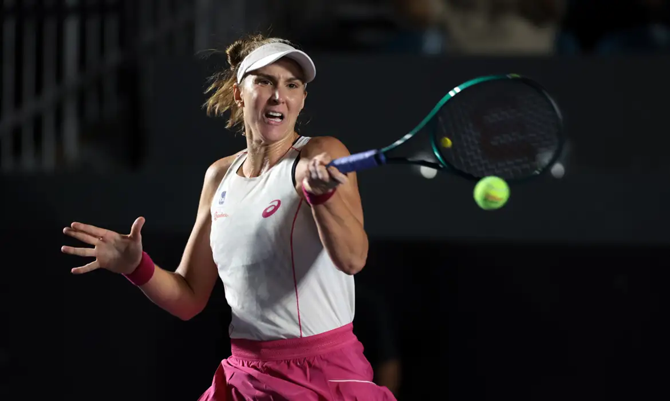 Sem vitórias em 2026, Bia Haddad cai no ranking após derrota em Abu Dhabi 2 Tenista brasileira concentrada durante partida usando viseira branca e uniforme claro com raquete em posição de rebatida