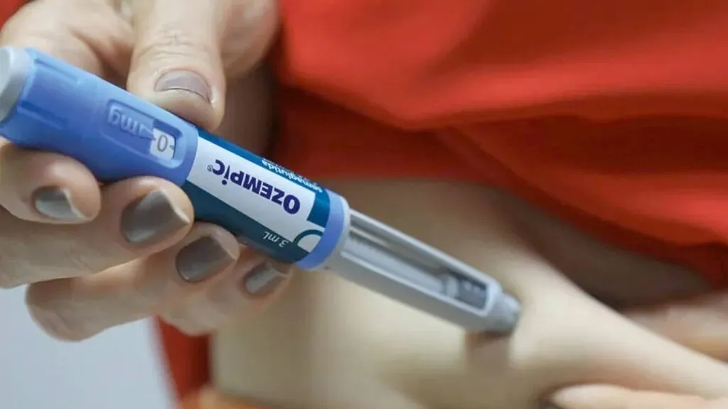 Uso de canetas emagrecedoras pode causar pancreatite e mortes, alerta agência britânica 2 Mão aplica caneta Ozempic na região abdominal, mostrando medicamento para emagrecimento