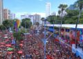 Multidão acompanha trios elétricos no Carnaval da Bahia 2026 em Salvador