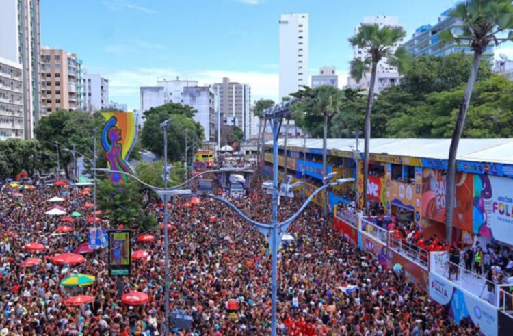 Carnaval da Bahia 2026: Confira a programação completa de Salvador 1 Multidão acompanha trios elétricos no Carnaval da Bahia 2026 em Salvador
