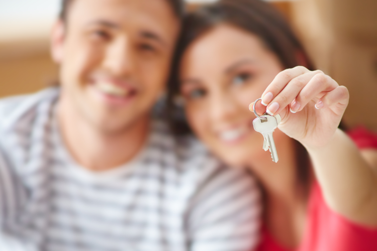 Quer comprar a casa própria? Veja dicas da Caixa e realize seu sonho em 2026 1 Casal sorridente segura chaves de imóvel com fundo desfocado