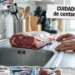 Cuidado: O erro que quase todo mundo comete ao descongelar carne e que pode causar contaminação 13 Grande peça de carne crua sendo descongelada sobre pia de cozinha com mãos próximas