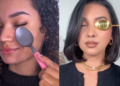 Montagem comparativa: à esquerda, uma mulher de pele morena aplica colheres de metal prateadas sob os olhos; à direita, uma mulher de pele mais clara aplica uma colher dourada sobre uma das pálpebras, ambas com os olhos fechados.