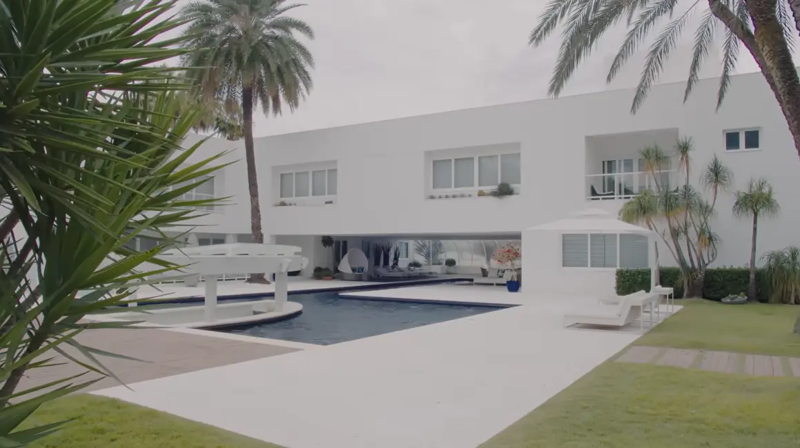 Mansão de Ana Hickmann será leiloada por R$ 35 milhões 2 Mansão de luxo com piscina e área externa, vista frontal.