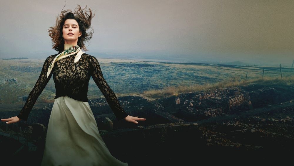 Netflix: 5 séries turcas muito boas que valem a pena assistir 4 Atiye (Beren Saat) de braços abertos em um cenário desértico e misterioso, com o cabelo ao vento. Veste uma blusa preta de renda, saia clara e um lenço no pescoço, transmitindo uma sensação de conexão espiritual.