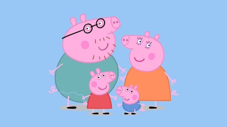 Quais desenhos o seu filho não deve assistir? Saiba os impactos negativos do excesso de estímulos 1 Ilustração da família da personagem Peppa Pig sobre um fundo azul claro, representando desenhos animados populares consumidos por crianças.