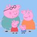 Ilustração da família da personagem Peppa Pig sobre um fundo azul claro, representando desenhos animados populares consumidos por crianças.