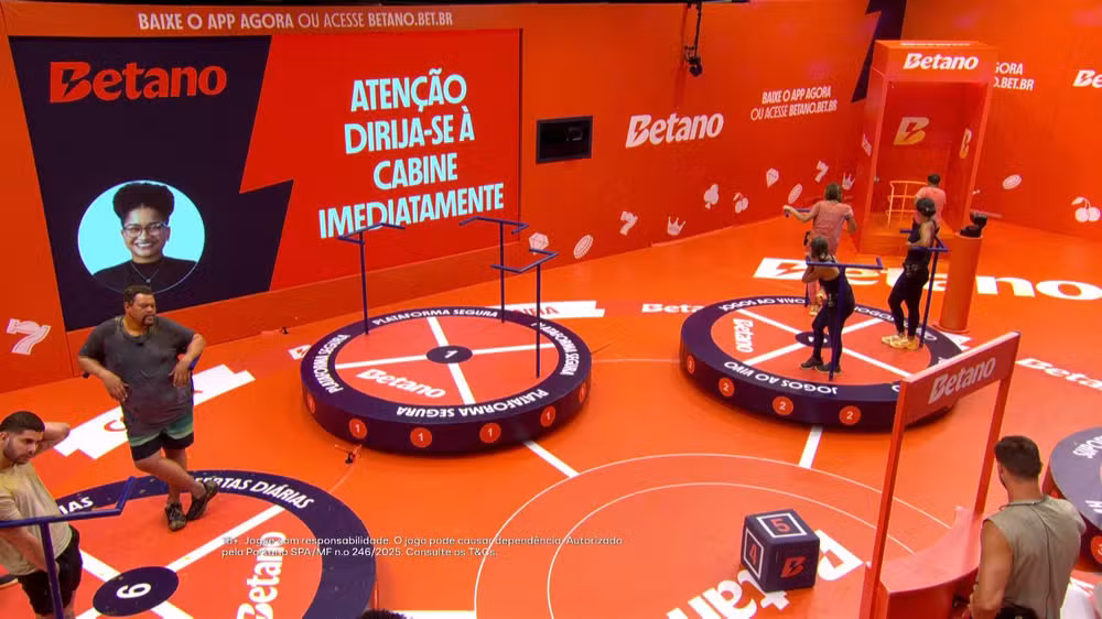 Quem acompanhou a prova líder 2026 do BBB 26 sabe: ninguém piscou na madrugada! A dinâmica mexeu com o jogo, mudou a ordem dos brothers e já tirou gente forte da disputa. Se você não conseguiu seguir tudo ao vivo, relaxa: reunimos os principais momentos, como funcionou a prova, quem saiu e quem ainda sonha com a liderança. Confira! 2 Pessoas concentradas completando prova do líder em ambiente decorado.