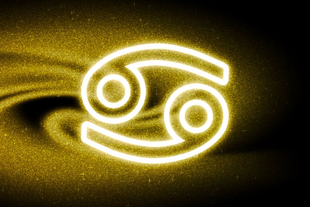 Ranking do Zodíaco: Os 5 signos que mais precisam de silêncio para recarregar as energias 2 Símbolo do signo de Câncer representado por linhas brilhantes em neon branco, centralizado sobre um fundo galáctico com poeira estelar dourada e pontos de luz cintilantes.