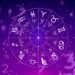 Ilustração mística de uma roda do zodíaco com os doze signos astrológicos em branco sobre um fundo roxo estrelado, cercada por números flutuantes e constelações.