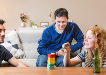 Adulto autista interagindo socialmente mostrando características do espectro autista na vida adulta