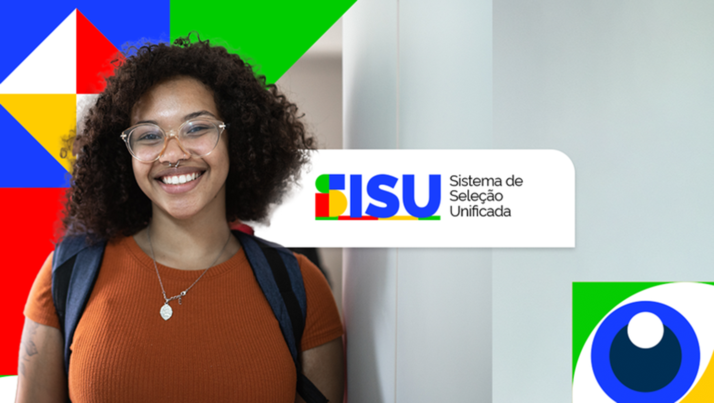 Sisu 2026: confira os cursos com as maiores notas de corte deste ano 2 Estudante universitária sorrindo ao lado do logotipo do Sisu Sistema de Seleção Unificada