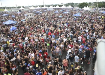 Centenas de pessoas fantasiadas se reúnem ao ar livre para festejar Carnaval, ocupando as avenidas de São Paulo