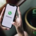Aplicativo WhatsApp aberto em smartphone exibindo nova identidade visual com possível mudança de cor e ícone.